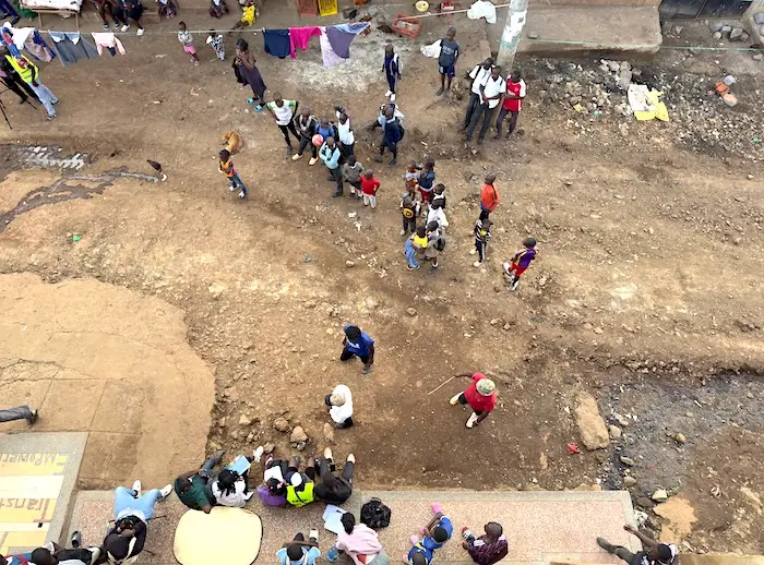 A vie from above on a road in Korogocho, where children are gathering across the road. | Foto © Tom Rübenach